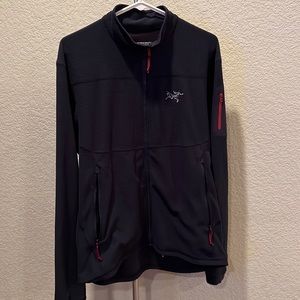 Lightweight Arc’teryx fleece in navy.